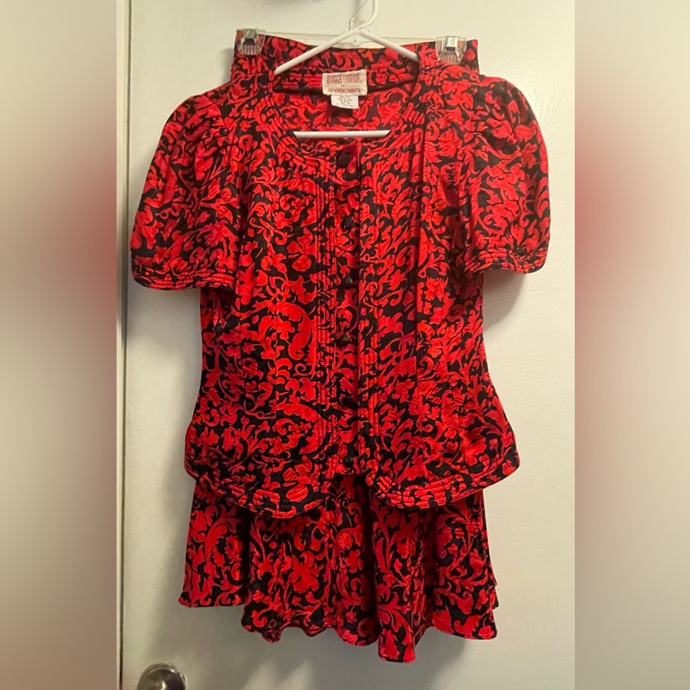 Red/Black print Silk 2 piece skirt and top VINTAGE 1980’s